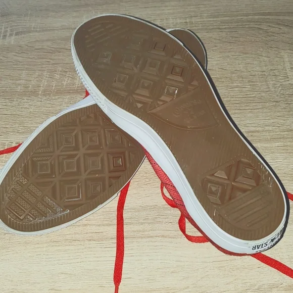 Like new Converse Chuck Taylor sneaker. Men's 11. - Picture 4 of 5